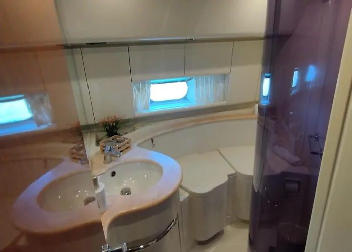 Captain Cangrejo Yacht