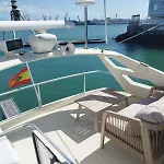 Botel Captain Cangrejo Yacht