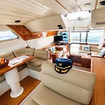 Botel Captain Cangrejo Yacht