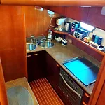Botel Captain Cangrejo Yacht