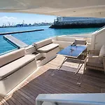Botel Captain Cangrejo Yacht