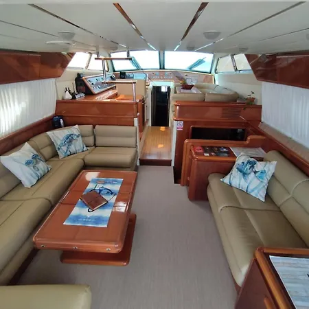 Captain Cangrejo Yacht