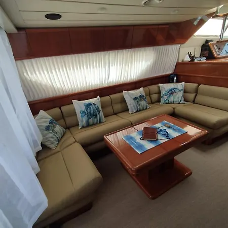 Captain Cangrejo Yacht Hotel na wodzie