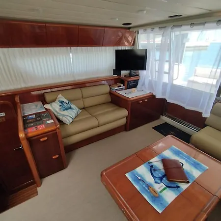 Captain Cangrejo Yacht