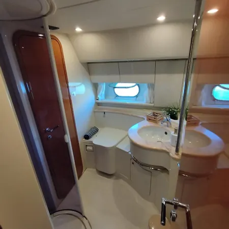 Captain Cangrejo Yacht Botel