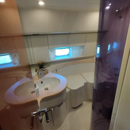 Captain Cangrejo Yacht