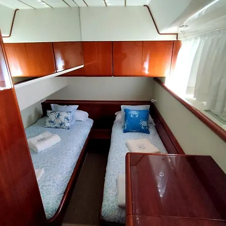 Botel Captain Cangrejo Yacht Cadiz