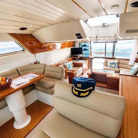 Botel Captain Cangrejo Yacht