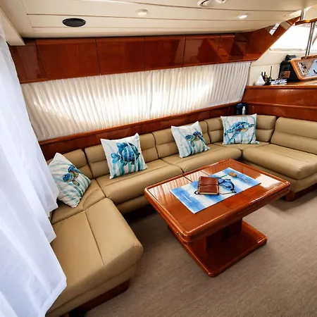 Captain Cangrejo Yacht *