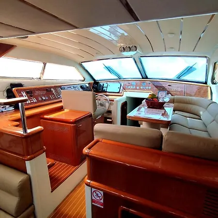 Botel Captain Cangrejo Yacht