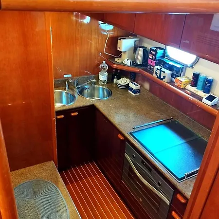 Botel Captain Cangrejo Yacht