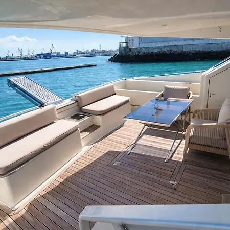 Botel Captain Cangrejo Yacht