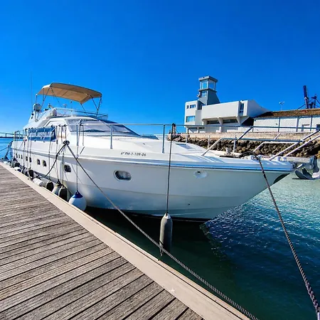 Botel Captain Cangrejo Yacht