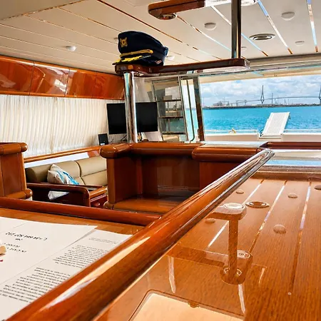 Captain Cangrejo Yacht Botel