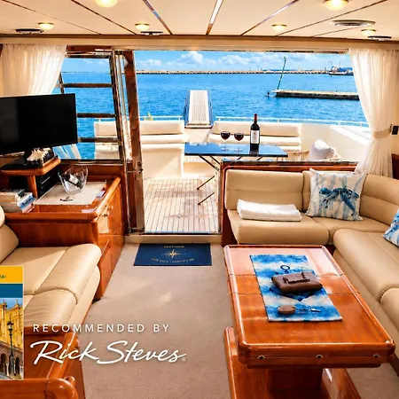 Captain Cangrejo Yacht