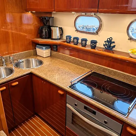 Botel Captain Cangrejo Yacht *