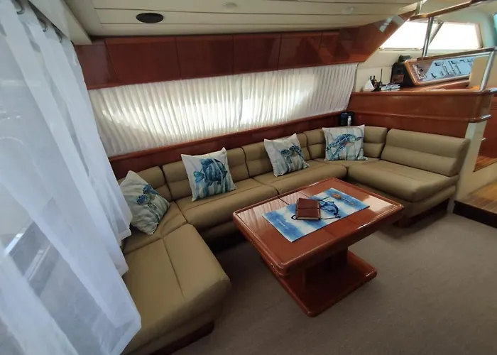 Captain Cangrejo Yacht Hotel na wodzie