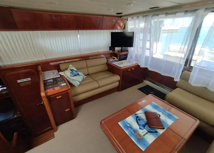 Captain Cangrejo Yacht