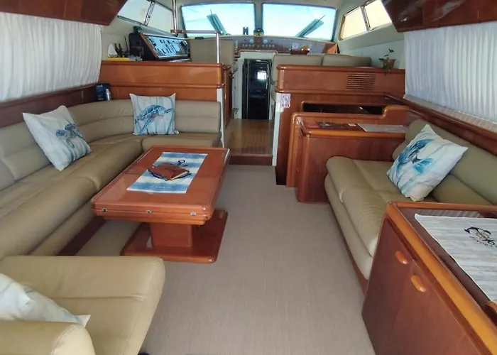 Captain Cangrejo Yacht Hotel na wodzie