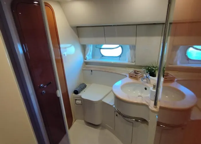 Captain Cangrejo Yacht Hotel na wodzie